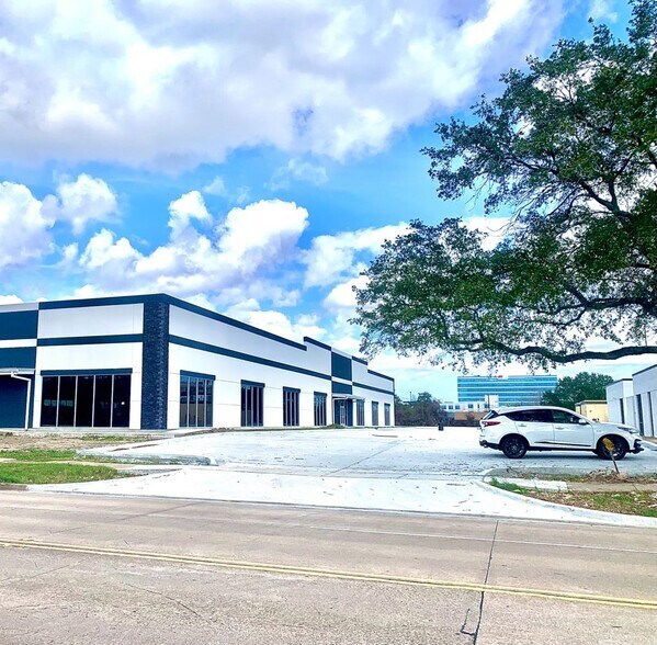 Primary Photo Of 17085 - 17087 N Texas Ave, Webster Medical For Sale