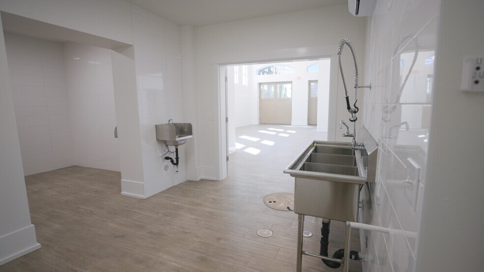 More Photos Of 550 N 1st St, Woodburn Office For Sale