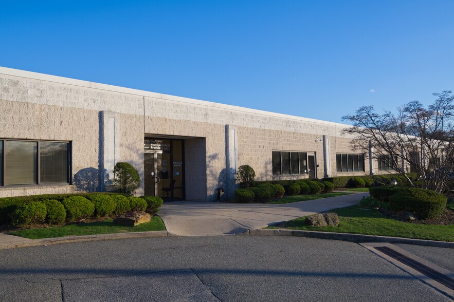 More Photos Of 55 W Ames Ct, Plainview Research And Development For Lease