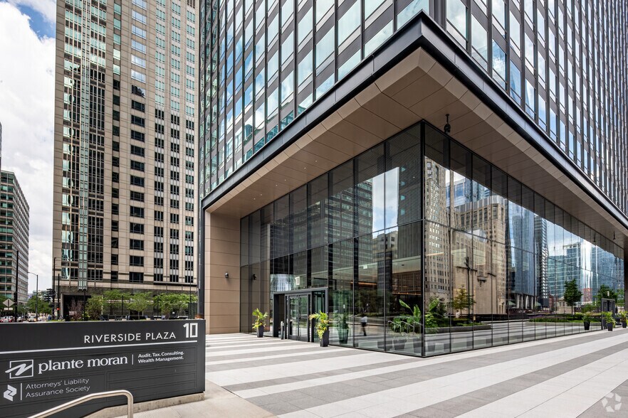 More Photos Of 10 S Riverside Plz, Chicago Office For Lease