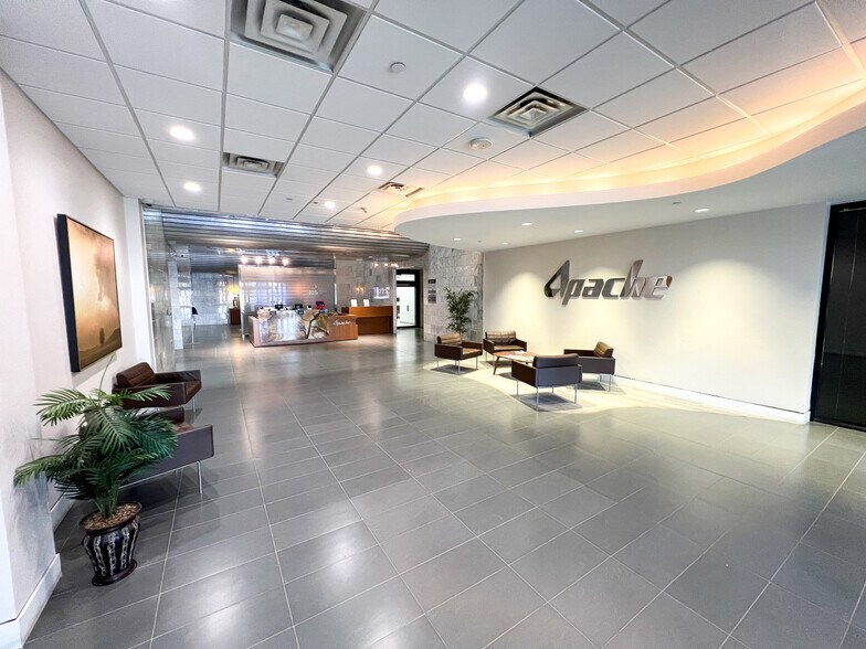 More Photos Of 303 Veterans Airpark Ln, Midland Office For Lease