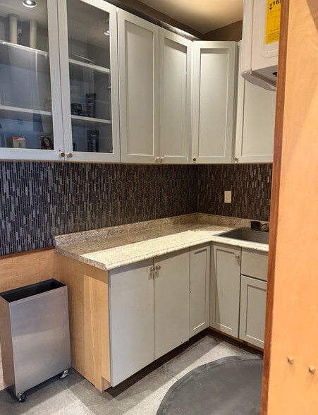 More Photos Of 132 Newbury St, Boston General Retail For Sale