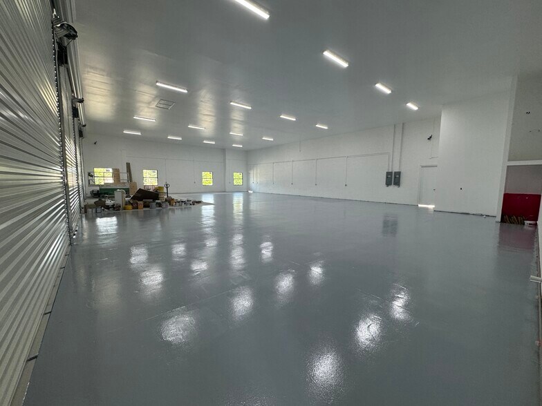 More Photos Of 121 Gretchen Ave S, Lehigh Acres Warehouse For Lease