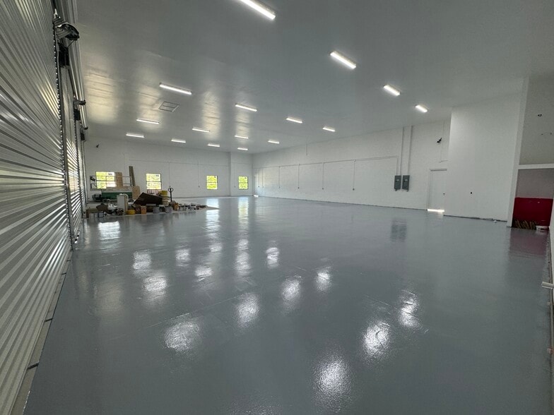 More Photos Of 121 Gretchen Ave S, Lehigh Acres Warehouse For Lease