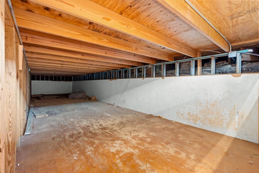 More Photos Of 110 E Franklin St, Hillsboro Health Club For Sale
