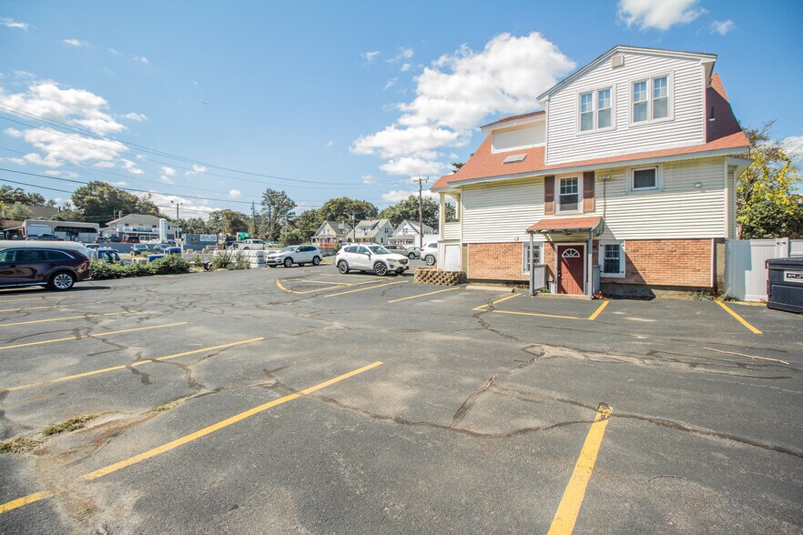 More Photos Of 636 Sunderland Rd, Worcester Freestanding For Lease