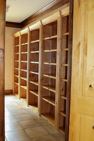 More Photos Of 404 Wynn Dr, Jacksonville Loft Creative Space For Sale