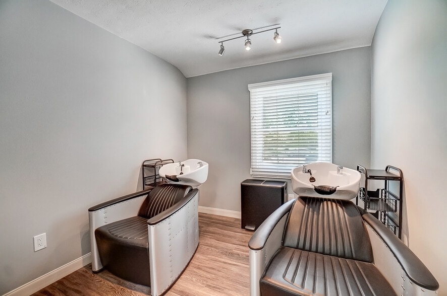 More Photos Of 235 W Franklin St, Centerville Storefront Retail Office For Lease