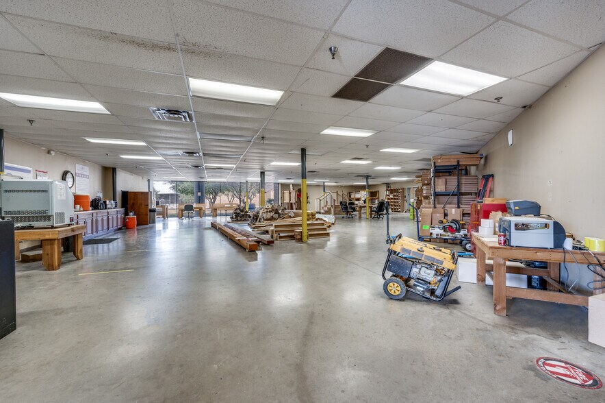 More Photos Of 1615 Diplomat Dr, Carrollton Warehouse For Lease