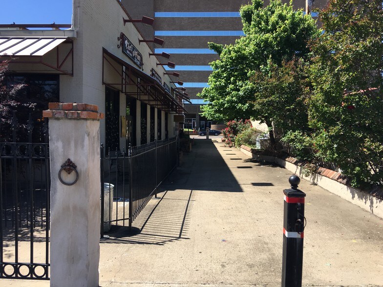 More Photos Of 194-200 Poplar Ave, Memphis Office For Lease