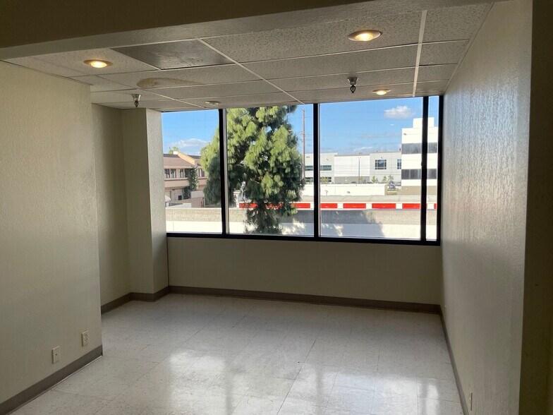 More Photos Of 5542 Buckingham Dr, Huntington Beach Warehouse For Sale