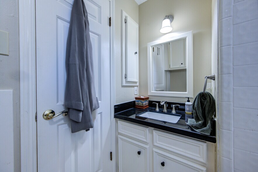 More Photos Of 11217 Todd St, Houston Light Manufacturing For Sale