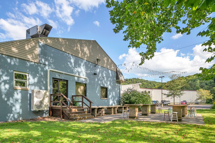 More Photos Of 715 Craigdell Rd, New Kensington Bar For Sale