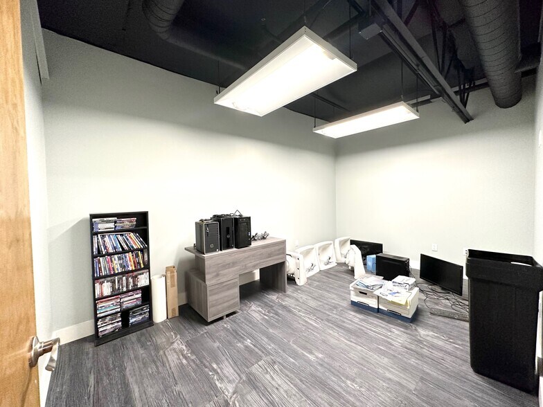 More Photos Of 2222 W Parkside Ln, Phoenix Light Manufacturing For Lease