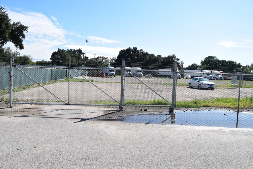 More Photos Of 12115 West Dr, Cypress Land For Lease