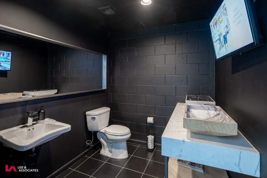 More Photos Of 729-743 Lambert Dr NE, Atlanta Light Distribution For Sale