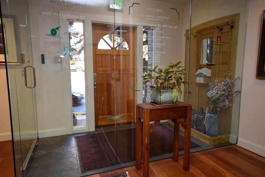 More Photos Of 252 N Washington St, Falls Church Office For Lease