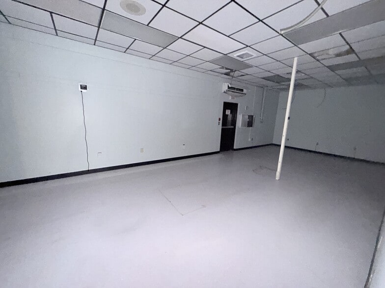 More Photos Of 7725 N Orange Blossom Trl, Orlando Warehouse For Sale