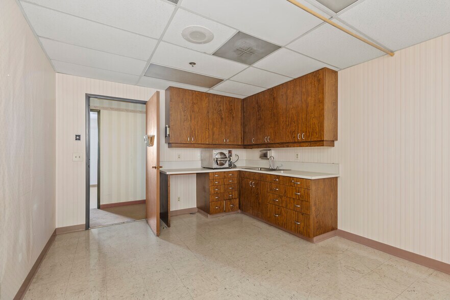 More Photos Of 44215 15th St W, Lancaster Medical For Sale