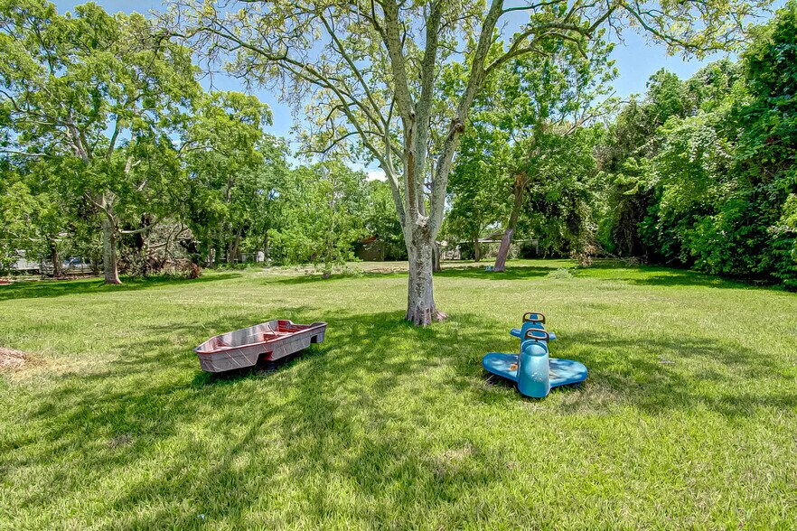 More Photos Of 3019 Dickinson Ave, Dickinson Freestanding For Sale