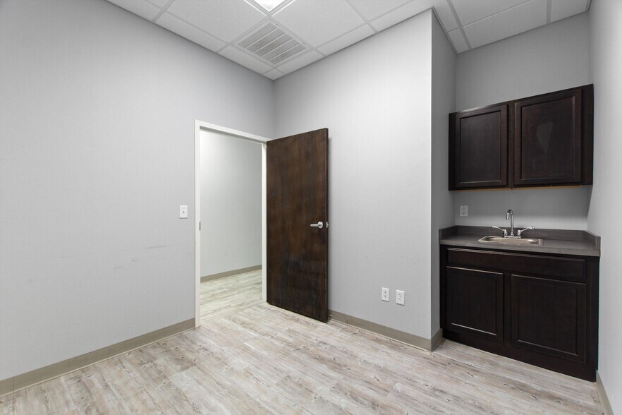 More Photos Of 105 Park Place Blvd, Davenport Medical For Sale