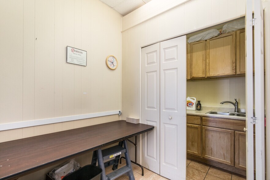 More Photos Of 47 W Dundee Rd, Wheeling Medical For Lease
