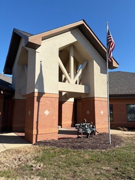 More Photos Of 852 Cambridge Blvd, O'Fallon Medical For Lease