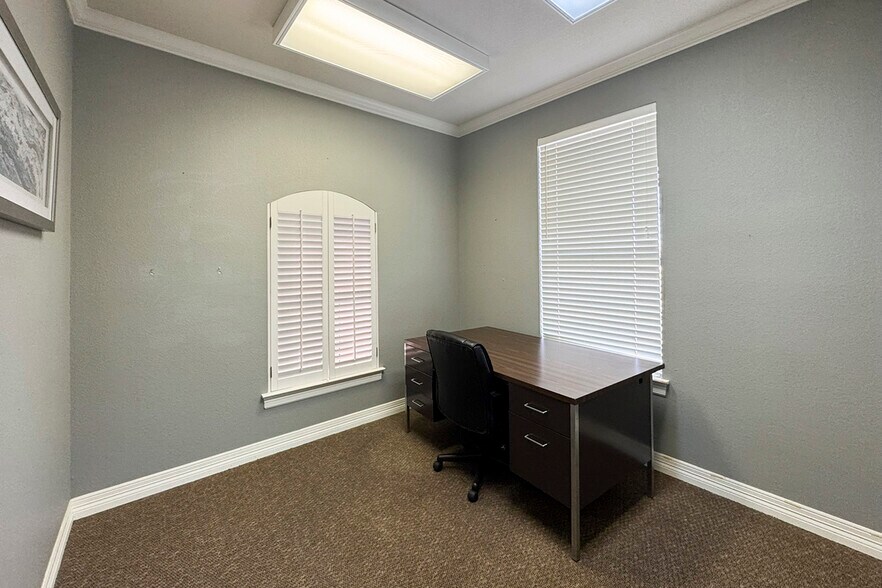 More Photos Of 2128 Parkwood Dr, Bedford Office For Sale