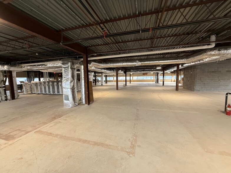 More Photos Of 19701 Vernier Rd, Harper Woods Office For Lease