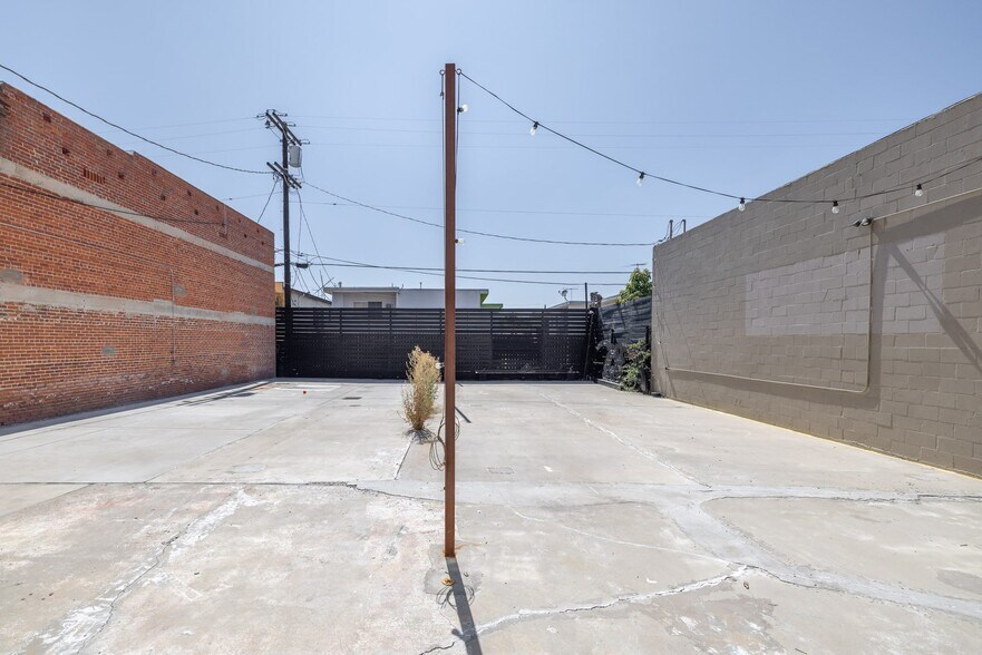 More Photos Of 629 N Western Ave, Los Angeles Office For Lease