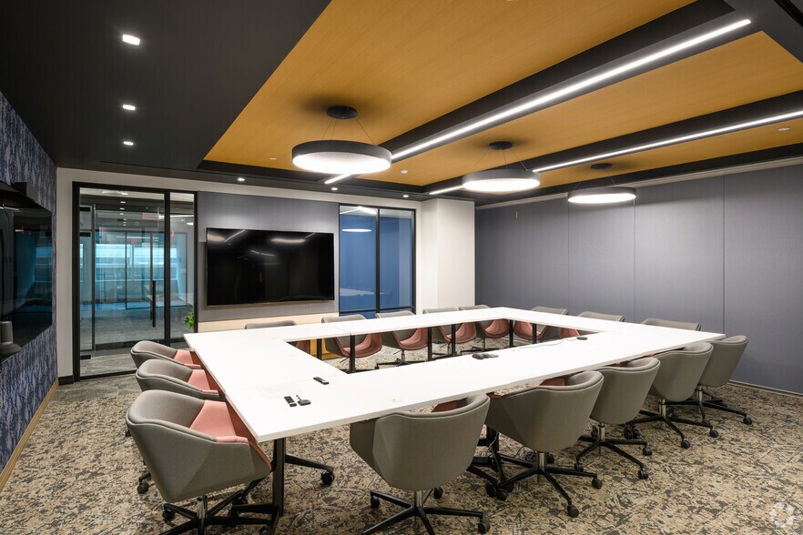 More Photos Of 2000 Pennsylvania Ave NW, Washington Office For Lease