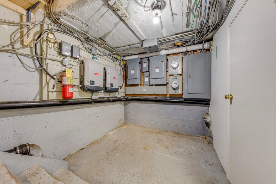More Photos Of 3267 Lake Shore Blvd W, Toronto Storefront For Sale