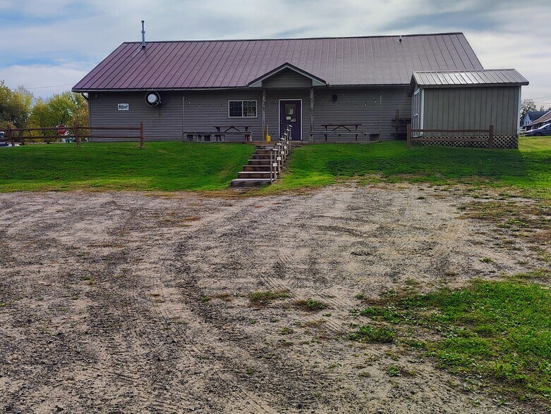 More Photos Of 71 N Grant St, Glidden Restaurant For Sale