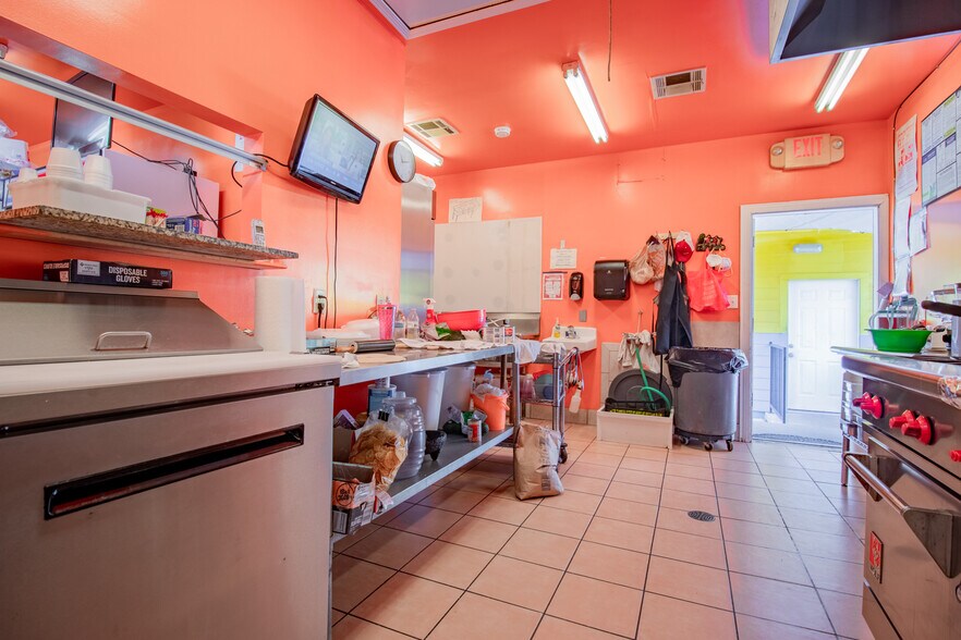 More Photos Of 518 Mill Ave, Conroe General Retail For Sale