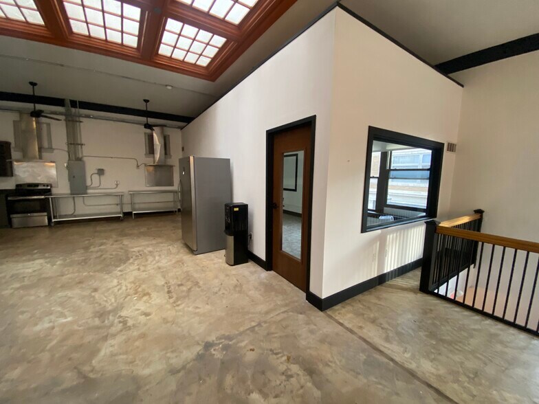 More Photos Of 220 S Campbell Ave, Springfield Storefront Retail Office For Sale