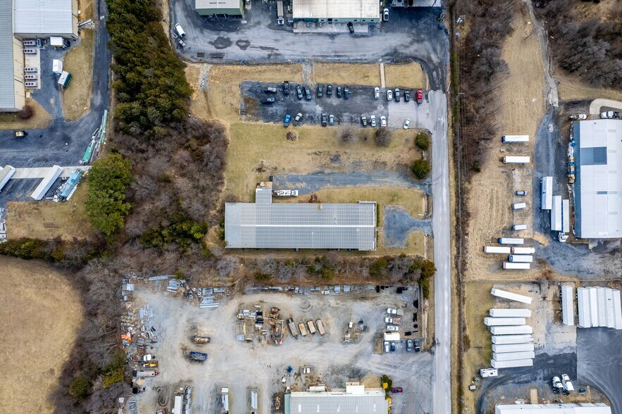 More Photos Of 52 Mid Valley Ln, Verona Warehouse For Lease