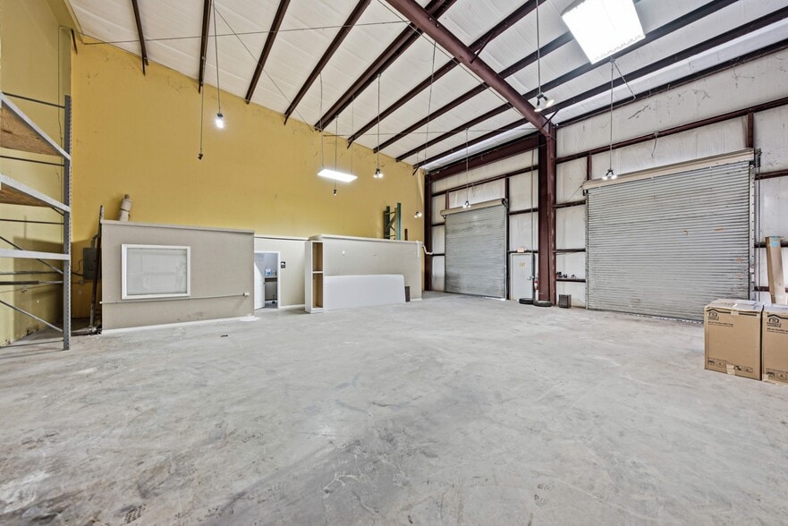 More Photos Of 2160 Edgewood Dr S, Lakeland Warehouse For Lease