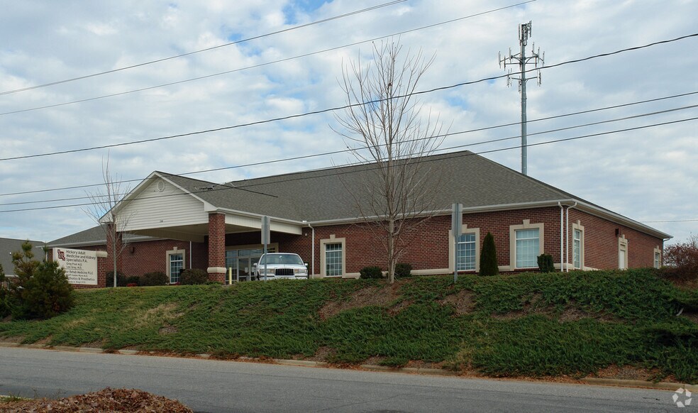 More Photos Of 1344 N Center St, Hickory Medical For Lease