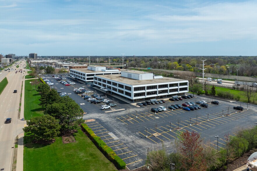 More Photos Of 2311 W 22nd St, Oak Brook Office For Lease