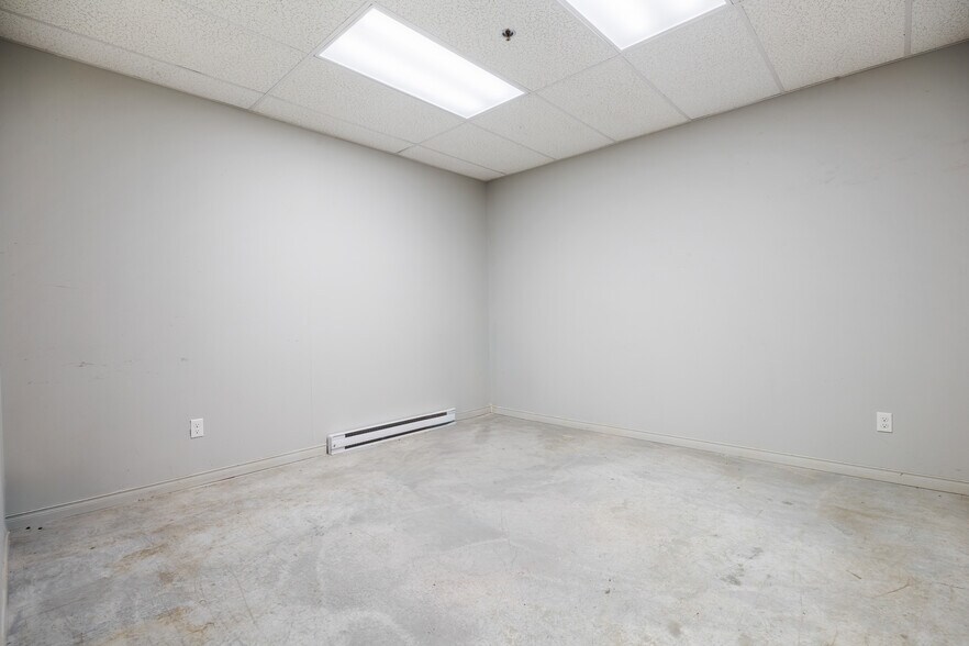 More Photos Of 1350 Boul Lionel-Boulet, Varennes Warehouse For Lease