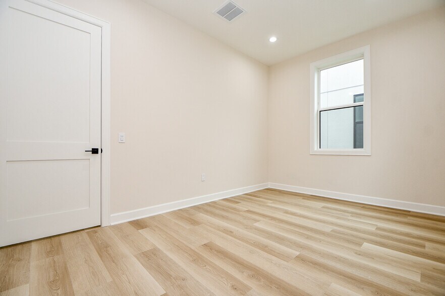 More Photos Of 1325 Main St, Katy Office For Lease