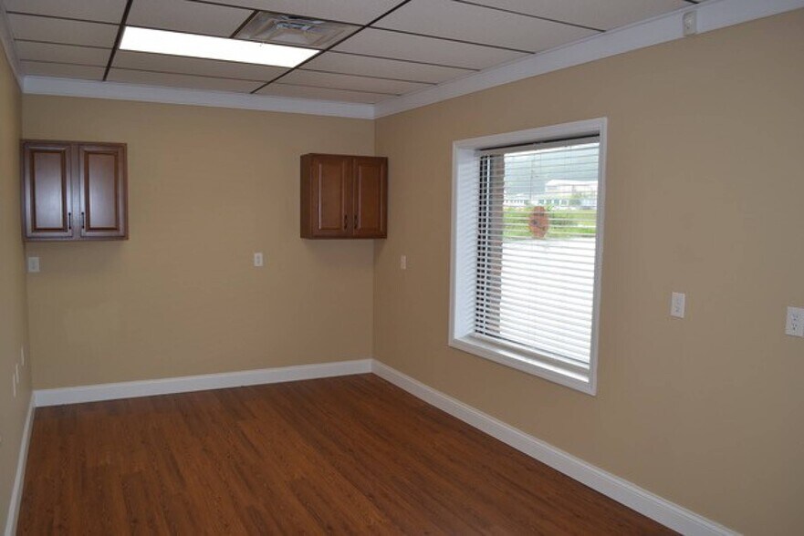 More Photos Of 29 Crestview Dr, Dunlap Loft Creative Space For Sale