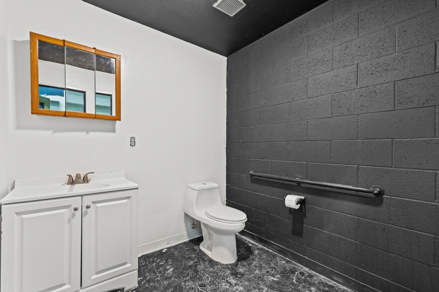 More Photos Of 204 E 11th St, Los Angeles General Retail For Sale