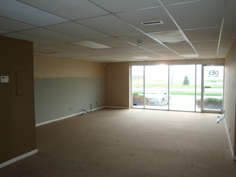 More Photos Of 8421 University Ave, Clive Office Residential For Lease