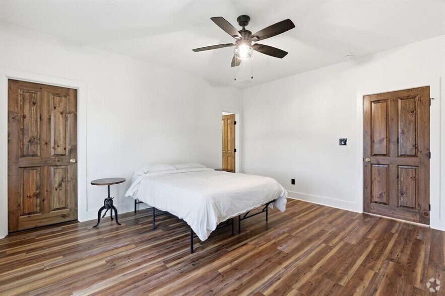 More Photos Of 1006 Frost Ave, Driftwood Loft Creative Space For Sale