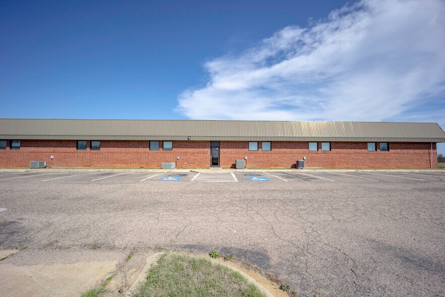 More Photos Of 1400 N Kennedy Ave, Shawnee Office For Sale