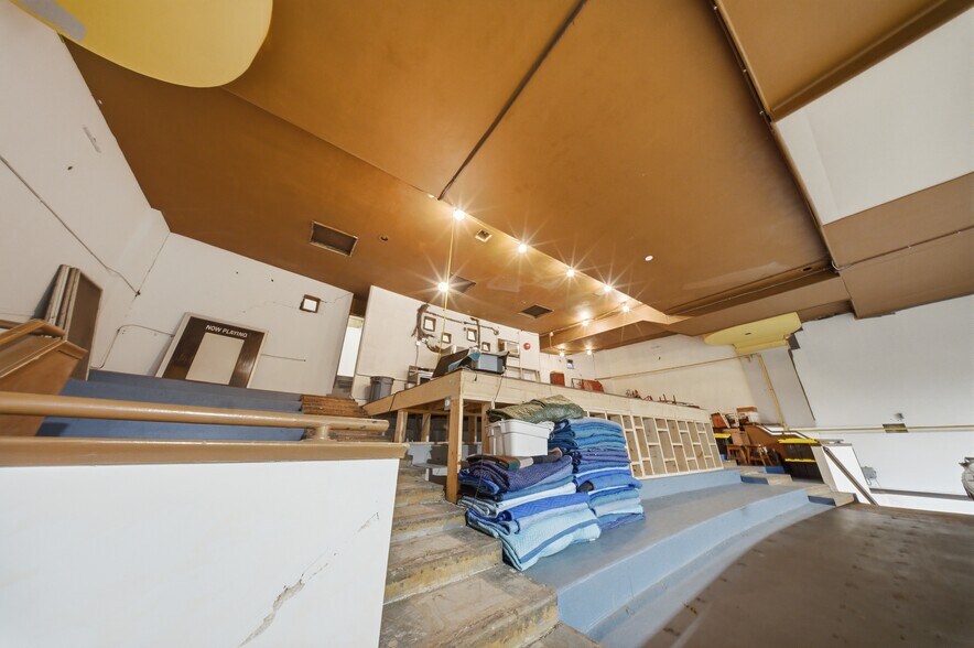More Photos Of 195 Ottawa St N, Hamilton Storefront For Sale