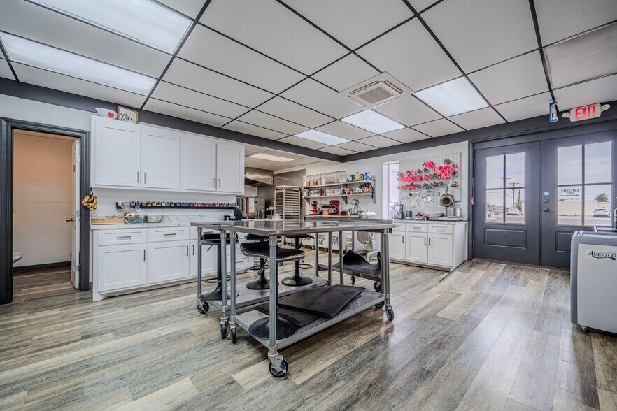 More Photos Of 109 N Main St, Seminole Restaurant For Sale