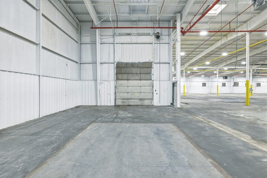 More Photos Of 300 E 39th St, Hastings Distribution For Lease