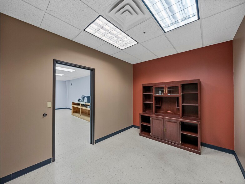 More Photos Of 10 Regency Dr, Wylie Light Distribution For Lease